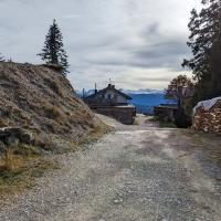 Plattach Wanderung 03: Von der Hämmermoosalm führt der Wurziger Steig über eine laaange Querung (ca. 3 km) zur Wetterstein Hütte.