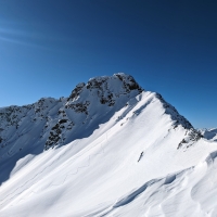 Skitour Tagweidkopf 16: Blick auf den Loreakopf. Ein sehr anspruchsvoller Skitourengipfel.