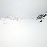 Skitour Granatenkogel 14: Aufstieg über den Steilhang beim kaum vorhandener Bodensicht.