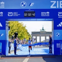 Berlin-Marathon 2023 mit Sieger Eliud Kipchoge. Foto: © SCC EVENTS/Jean-Marc Wiesner