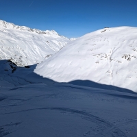 Eiskögele Skitour 08: Blick zurück vom Steilhang Richtung Schönwieshütte und Hohe Mut Bergstation (oben).