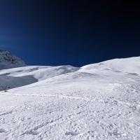 Skitour Murkarspitze 04: Danach nicht halb links weiter dem Talboden entlang, sondern rechts den Steilhang bergauf.