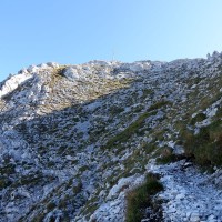 15: Das Gipfelkreuz in Sicht. Die Kletterpassage war weniger schwer als gedacht und ist eher beim Abstieg fordernd.