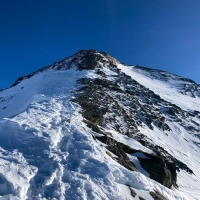 Eiskögele Skitour 24: Zunächst aber auf dem großteils einfachen Grat zum Gipfel gehen.