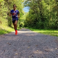 Läufer Thomas Bauer MSc mit dem Asics Metaspeed Sky Paris.