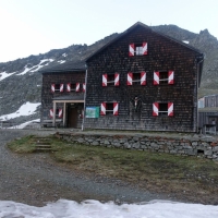 Grossglockner (05) Nach 4 km und einer guten Stunde Gehzeit bin ich bei der Glorer Hütte angekommen.