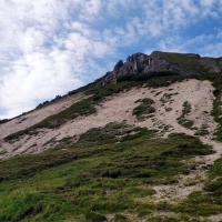 Lustige Bergler Steig 02: Vom Hals folgt nun nach rechts der Anstieg zum Steig Richtung Ampferstein.