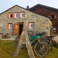 Die Es-Cha Hütte ist mit der MTB erreichbar.