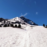 Sulzkogel Skitour: Start über die Skipiste Alpenrosen. Ein Aufstieg bei der DreiSeenbahn links daneben ist genauso möglich.