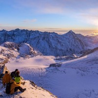 Den Sonnenaufgang auf 3&#039;500 Metern beim Mittelallalin geniessen. Unvergessliches Erlebnis Virgin Skiing in Saas-Fee. (PPR/Saastal Tourismus AG/Buntye)