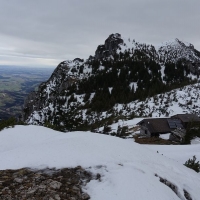 Blick zur Gmundner Hütte und zum Gipfel.