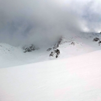 Skitour Granatenkogel 03: Der Granatenkogel in den Wolken eingedeckt. Rechts der Aufstiegsweg.
