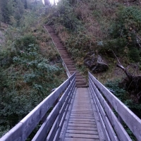 Bergtour_auf_den_Hochfeiler-Bild-3: Nach kurzer Zeit führt eine Brücke über den Wasserfall