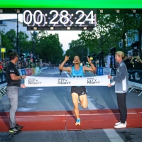 Simon Boch läuft Streckenrekord bei der adidas Runners City Night 2023. Foto: SCC EVENTS_camera4
