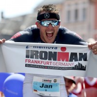 Oops, he did it again: Jan Frodeno celebrates his third win at the Mainova IRONMAN European CHampionship. (Nigel Roddis/Getty Images for IRONMAN