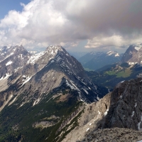 Hohe Munde 28: Blick auf den Westgrat und rechts ganz hinen die Zugspitze.