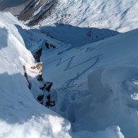 Sechszeiger Skitour 17: Nun wieder bergab über die Steilstufe zum Skidepot.