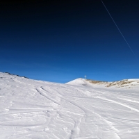 Eiskögele Skitour 30: Vom Gipfel fährt man direkt mit den Skiern ein Stück südwestlich, ehe man eine steile Rinne erreicht.