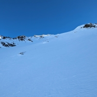 Skitour Nördlicher Lehner Grieskogel 02: Weiter oben wird der Hang deutlich steiler. Noch geht es mit Skier. Das Kreuz in Sichtweite, aber weiter entfernt als gedacht.