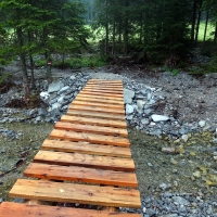 Über eine Holzbrücke