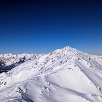 Skitour Hippoldspitze 16: Blick auf die Grafennsspitze, auf der heute deutlich mehr los war, was womöglich auf die Schneebedingungen zurückzuführen ist.