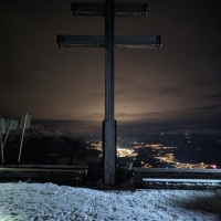 Pisten-Skitour Rangger Köpfl 03: Gipfelkreuz mit Innsbruck im Hintergrund