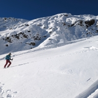 Skitour Tagweidkopf 06: Das Gelände führt nun über ewig viele Spitzkehren bergauf. Bestes Terrain für Spitzkehrentechnik-Training...