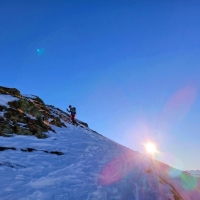 Mölser Sonnenspitze 17: Der eisige Anstieg mit wenig Schnee am Grat ist alles andere als einfach.