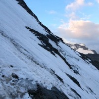 Bernina-Überschreitung 19: Als Alternative kann man auch die steile Eisflanke (steinschlaggefährdet) bergauf nehmen