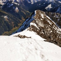 Lugauer Überschreitung 34: Nun geht es teilweise durch den Schnee am Grat entlang bergab