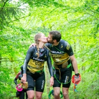 2 Teilnehmer küssen sich beim Swimrunman Lac de Vassivière 2024
