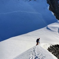 Bernina-Überschreitung 73: Nun wieder über die Schneeflanke bergab und dann gleich gegenüber die Flanke bergauf zum Grat