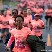 Eine Läuferin bei einem Frauenlauf in Kapstadt