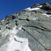 Grossglockner (56) Die Kletterei beginnt. Ein Bergsteiger wartet auf seine leider total überforderten zwei Kollegen.