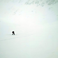 Skitour Granatenkogel 13: Der Aufstieg im Steilhang wird nun bei Schneefall, schlechter Sicht und Wind zunehmend unangenehmer.