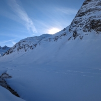 Eiskögele Skitour 02: Bei der Schönwieshütte links in das Tal und kurze Zeit später nach rechts queren und hier den Steilhang bergauf.