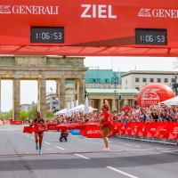 Tekle Muluat (ETH) gewinnt den Berliner Halbmarathon 2024 in 66:53 Minuten. Foto: SCC EVENTS/Jean-Marc Wiesner