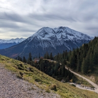 Plattach Wanderung 04: Erst nach der Wettersteinhütte geht es endlich wieder spürbar bergauf.