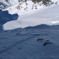 Skitour Fundusfeiler 16: Hier treffen sich Abfahrt und Aufstiegsspur. Der Zustieg zum Westgrat ist etwa 35° steil.