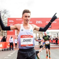 Johannes Motschmann wurde schnellster Deutscher (Marathon Team Berlin) beim GENERALI BERLINER HALBMARATHON 2022. Foto: SCC EVENTS/camera4