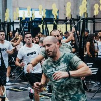 Mehrere Hyrox-Teilnehmer beim Laufen