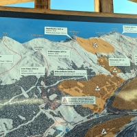 Skitour Hippoldspitze 01: Auf dem Parkplatz gibt es eine tolle Übersichtskarte mit Skitouren-Möglichkeiten.