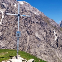 Höllkopf Aufstieg 11: Kleines Gipfelkreuz. Rechts im Hintergrund die Griesspitzen.
