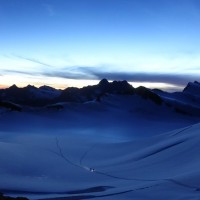Jungfrau-Normalweg-1: Blick von der Mönchsjochhütte in die entgegengesetzte Hütte der heutigen Tour. Diese 2 Wanderer gehen Richtung Grosses Fiescherhorn