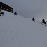 Nach nur 1:30 Stunden war zwar der Natufreundesteig geschafft. Die Wanderung vom Traunsteinhaus zum Gipfel ist aufgrund des Schnees aber sehr mühsam.