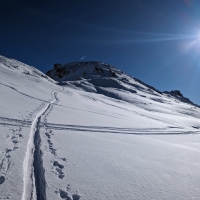Skitour Hippoldspitze 10: Weiter oben zweigt der Weg nach rechts ab. Links würde die Route auf die Grafennsspitze führen. Ebenfalls ein beliebter Skitourenberg.