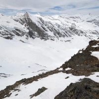 Essener Spitze Update 2024: Wenn man vom Gipfel ein Stück absteigt (ca. 50 Höhenmeter), könnte man auch vom Hochfirstferner nach Obergurgl in den südlichsten Teil des Skigebiets abfahren.