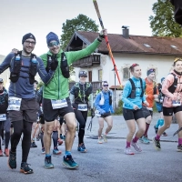 Gut gelaunte Läufer beim Chiemgau Trail Run 2025