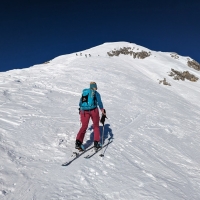 Skitour Tagweidkopf 17: Die letzten Meter zum Gipfel im harten Schnee. Geht gerade noch ohne Harscheisen.