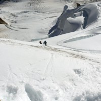 Jungfrau-Normalweg-14: Blick zurück. Auch hier heikle Phasen vorbei an großen Gletscherspalten